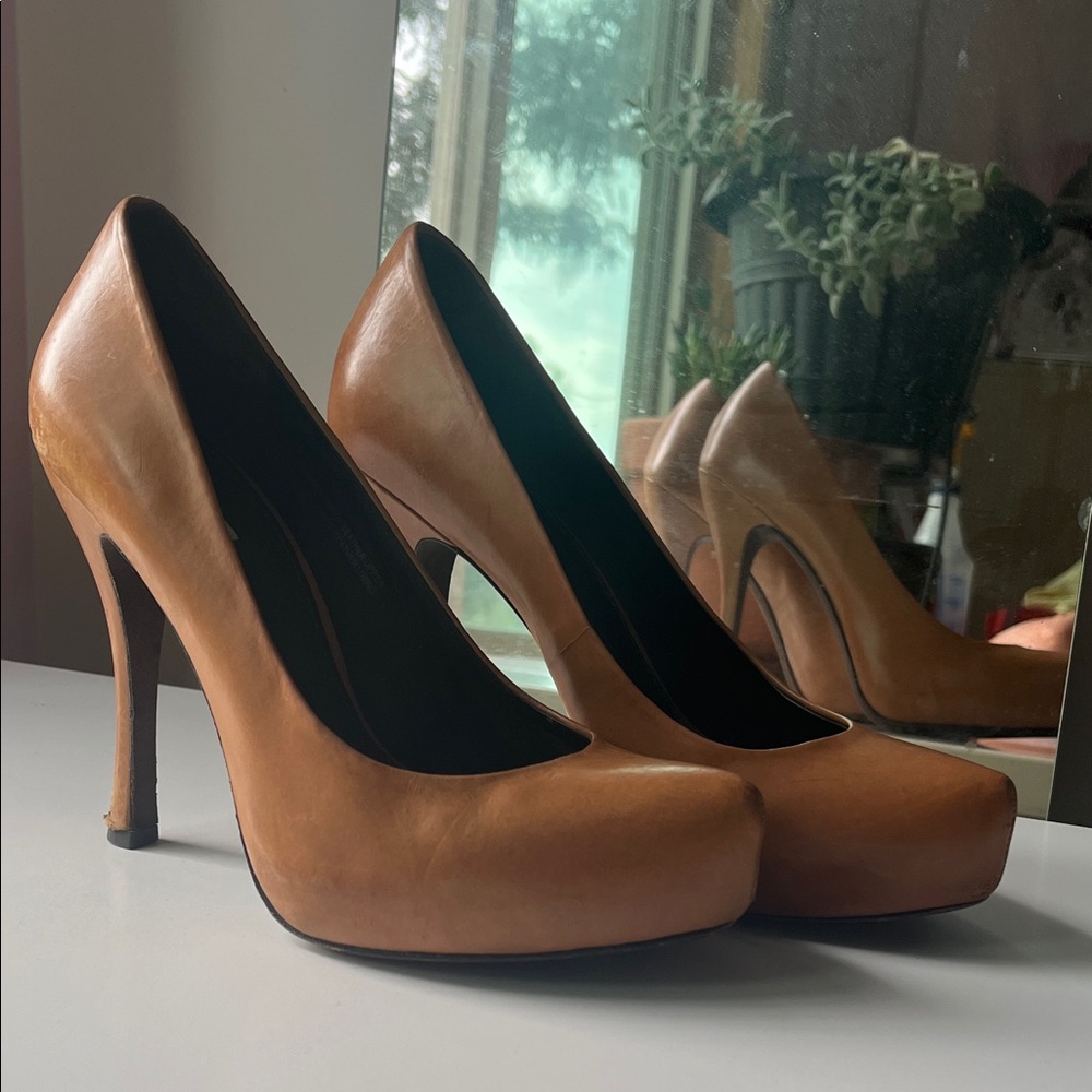 Vera Wang Tan Heels